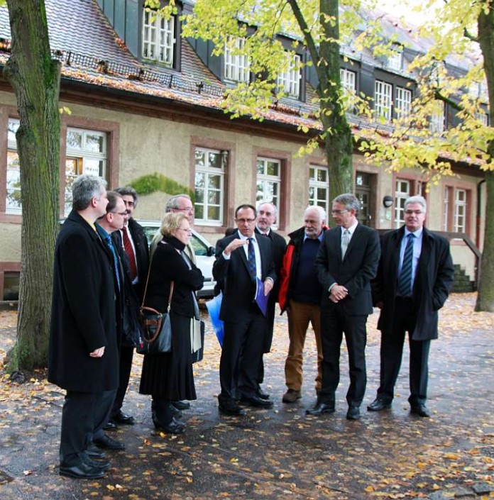 Regierungspräsidentin Nicolette Kressl schaute bei ihrem Kreisbesuch in der Jugendeinrichtung Schloss Stutensee vorbei, um gemeinsam mit Landrat Dr. Christoph Schnaudigel (2. von rechts) und Vertretern des Kreistags beispielhaft die nachhaltige und erfolg
